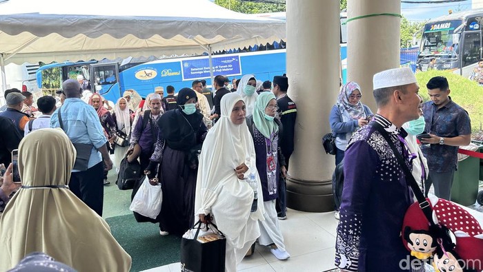 Jemaah haji asal Bone tiba di Asrama Haji Sudang, Makassar pada Jumat (12/7).