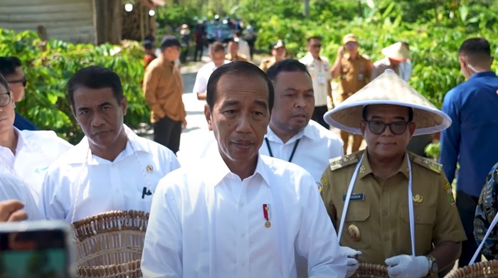 Jokowi Saat Cek Harga Kopi di Lampung