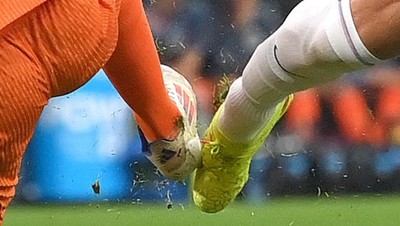 Lihat Lagi Kontroversi Kane Vs Dumfries, Kalau Di-Zoom kayak Begini