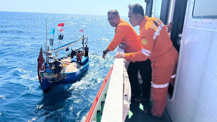 Petugas saat mencari kapal nelayan Soneta yang tenggelam di perairan Karimunjawa, Jumat (12/7/2024).