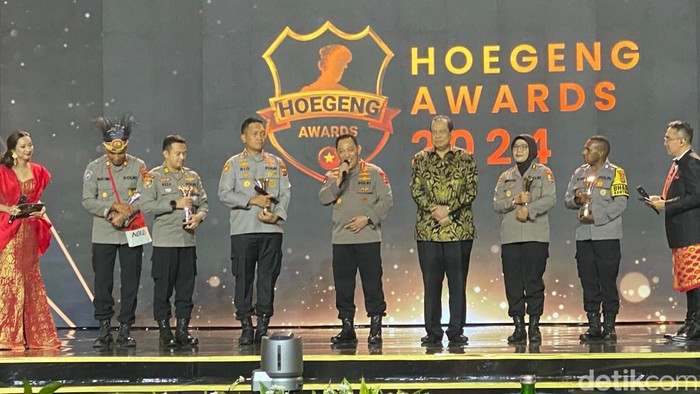 Kapolri Jenderal Listyo Sigit Prabowo bersama Chairman CT Corp Chairul Tanjung bersama para penerima anugerah Hoegeng Awards 2024