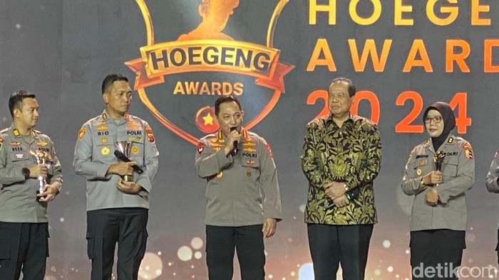 Kapolri Jenderal Listyo Sigit Prabowo bersama Chairman CT Corp Chairul Tanjung bersama para penerima anugerah Hoegeng Awards 2024