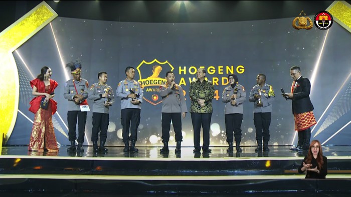 Kapolri Jenderal Listyo Sigit Prabowo dan Chairman CT Corp Chairul Tanjung bersama para peraih Hoegeng Awards 2024