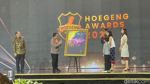Kapolri Jenderal Listyo Sigit Prabowo mendapatkan penghargaan dari keluarga Hoegeng