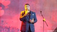 Andmesh Kamaleng menjadi pengisi penganugerahan Hoegeng Awards 2024 di The Tribrata Darmawangsa, Kebayoran Baru, Jakarta Selatan, Jumat (12/7/2024). Pada lagu ketiga, Andmesh membawakan lagu Gemu Famire.  
