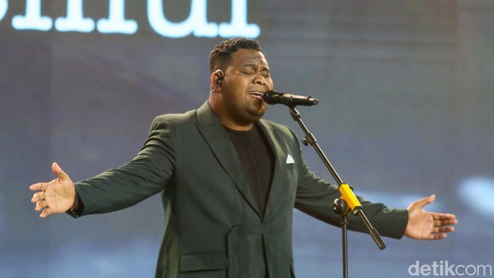 Andmesh Kamaleng yang membawakan lagu Gemu Famire dalam Hoegeng Awards 2024. Chairul Tanjung, Kapolri, dan Panglima TNI Jenderal ikut berjoget.