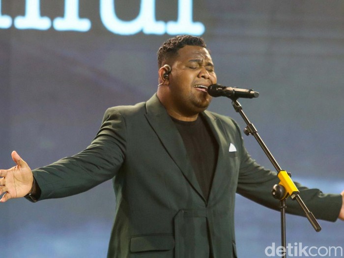 Kapolri-Panglima TNI hingga CT Goyang Gemu Famire di Hoegeng Awards 2024 Andmesh Kamaleng yang membawakan lagu Gemu Famire dalam Hoegeng Awards 2024. Chairul Tanjung, Kapolri, dan Panglima TNI Jenderal ikut berjoget.