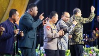 Kapolri Jenderal Listyo Sigit Prabowo bersama Chairman CT Corp Chairul Tanjung (CT), Panglima TNI Jenderal Agus Subiyanto dan sejumlah menteri lainnya akhirnya ikut joget Gemu Famire.  