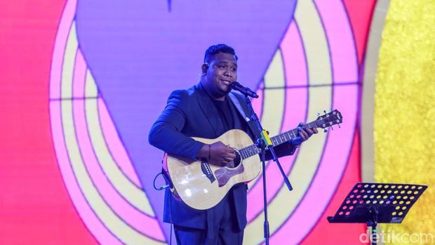 Andmesh Kamaleng yang membawakan lagu Gemu Famire dalam Hoegeng Awards 2024. Chairul Tanjung, Kapolri, dan Panglima TNI Jenderal ikut berjoget.