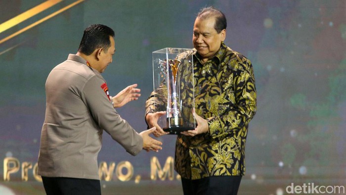 Kapolri Terima Penghargaan 'Tokoh Transformasi Pelayanan Publik' Kapolri Jenderal Listyo Sigit Prabowo mendapat penghargaan dari Transmedia. Jenderal Sigit dinilai mampu membawa institusi Polri menjadi lebih baik.