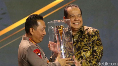 Kapolri Jenderal Listyo Sigit Prabowo mendapat penghargaan dari Transmedia. Jenderal Sigit dinilai mampu membawa institusi Polri menjadi lebih baik.