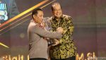 Momen Kapolri Terima Penghargaan Tokoh Transformasi Pelayanan Publik