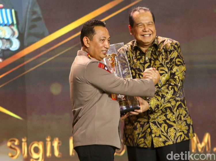 Momen Kapolri Terima Penghargaan Tokoh Transformasi Pelayanan Publik
