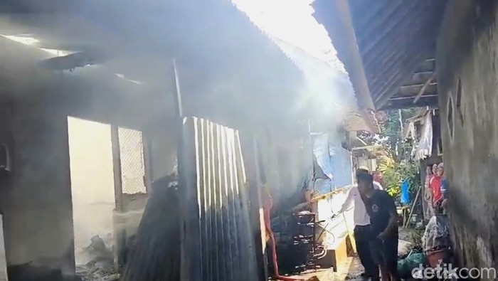 Damkar Klungkung lakukan pemadaman dapur warga di Dusun Bungaya, Desa Akah, Klungkung, Jumat (12/7/2024).