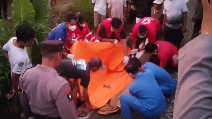Proses evakuasi jasad anak yang jadi korban tertemper KA di Banguncipto, Sentolo, Kulon Progo, Jumat (12/7/2024).