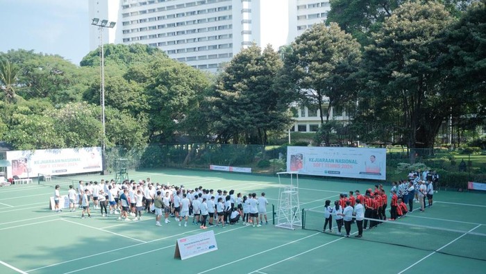 Kejuaraan Nasional Soft Tennis 2024 sedang digelar. Ada sekitar 115 atlet dari 17 provinsi bersaing jadi yang terbaik.

Kejurnas tersebut diadakan di lapangan Tenis Hotel Borobudur Jakarta, 11-13 Juli, dibuka langsung oleh Ketua Umum Pesti Awal Chaeruddin. Dia didampingi Ahmad Saifudin selaku Wasekjen KONI dan Krishna Bayu  sebagai Komite Eksekutif Komite Olimpiade Indonesia (KOI).