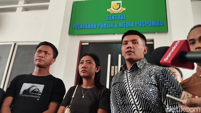 Keluarga korban lapor ke Puspomad. (Maulana Ilhami Fawdi/detikcom)