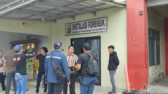 Keluarga Yundi di RS Bhayangkara Palembang.