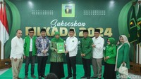Plt Ketua Umum PPP, M Mardiono, saat menyerahkan rekomendasi dukungan kepada Khofifah Indar Parawansa-Emil Dardak maju Pilgub Jatim 2024 di Gedung DPP PPP, Jakarta Pusat, Jumat (12/7/2024).