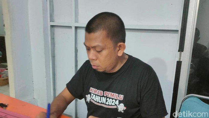 Komisioner Divisi Teknis dan Penyelenggaraan KPU Bone Zainal.