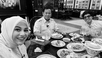 Makan malam bersama Prabowo Subianto, Atta ditemani sang istri, Aurel Hermansyah yang santap menu khas Indonesia. Foto: Instagram @attahalilintar