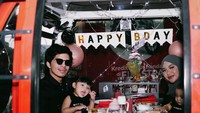 Kalau ini keseruan Atta ketika merayakan ulang tahun sang istri dengan makan malam bersama kedua anak mereka. Foto: Instagram @attahalilintar