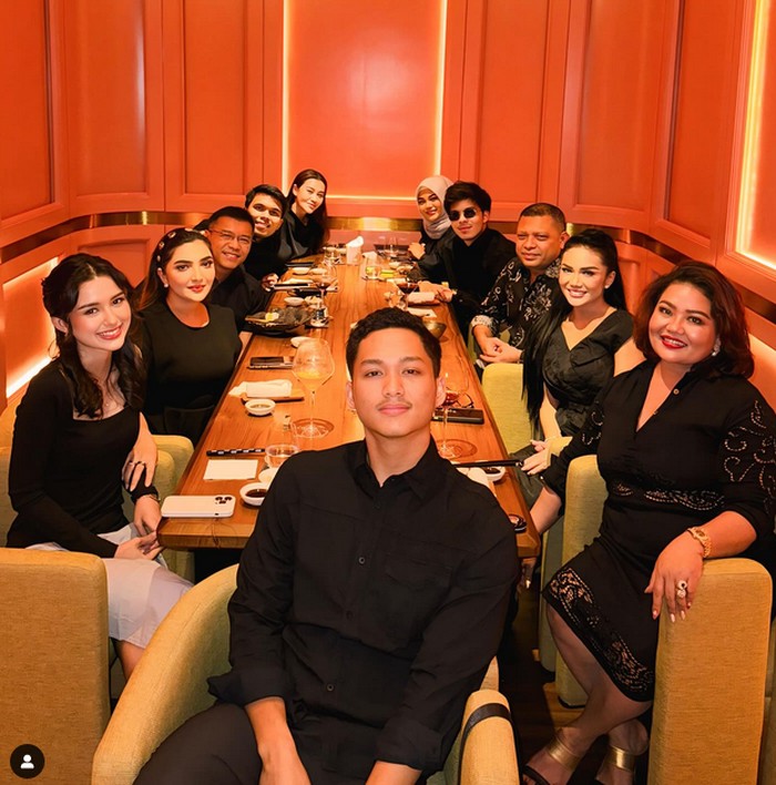Kompak! Atta Halilintar Bagikan Momen Makan Bareng Keluarga Besar Kompak! Atta Halilintar Bagikan Momen Makan Bareng Keluarga Besar