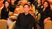 Terakhir ini foto yang diunggah Atta ketika acara makan malam Azriel Hermansyah yang berulang tahun beberapa waktu lalu. Foto: Instagram @attahalilintar