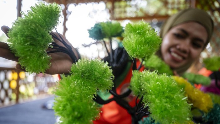 Kreasi pembuatan tanaman hias dari limbah plastik Petugas Unit Penanganan Sampah Badan Air Gambir meyelesaikan pembuatan tanaman hias dari limbah plastik di Gambir, Jakarta, Jumat (12/7/2024). Kreasi pembuatan daur ulang tanaman hias plastik tersebut terbuat dari limbah plastik yang ditemukan di aliran sungai. ANTARA FOTO/Erlangga Bregas Prakoso/foc.
