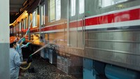 Untuk menjaga kebersihan KRL, KAI Commuter melakukan beberapa macam jenis cuci kereta, mulai dari cuci harian, cuci besar dan cuci salonisasi. Pada cuci harian, layanan ini dikerjakan setiap malam hari dengan waktu durasi pekerjaan sekitar 45 menit per rangkaian oleh satu tim. Cuci harian ini dilakukan dengan pembersihan interior dan eksterior badan KRL yang dilakukan di 3 Depo KRL (Depo Depok, Depo Bogor dan Depo Bukit Duri) serta di 8 tempat stabling KRL (Stasiun Bekasi, Cikarang, Parungpanjang, Serpong, Rangkasbitung, Tanah Abang, Jakarta Kota dan Stasiun Tangerang).  