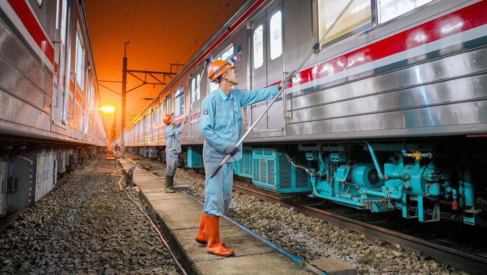 Commuter Line juga selalu rutin dicuci agar tetap bersih dan nyaman digunakan oleh pengguna. Yuk lihat proses pencuciannya.
