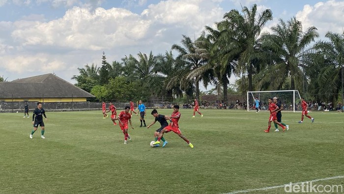 Laga uji coba PSS Sleman vs Tim PON Sumut di Lapangan Pakembinangun, Sleman, Jumat (12/7/2024).