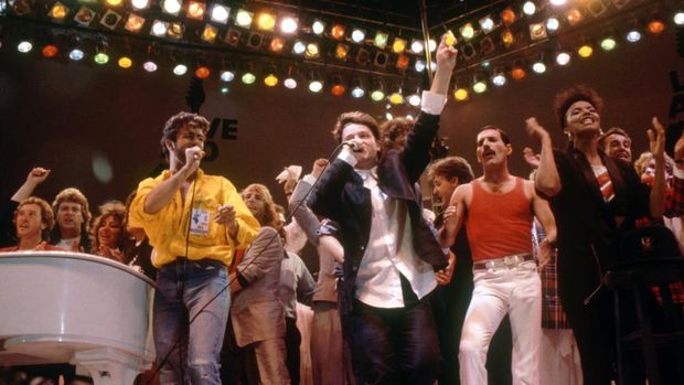 Live Aid concert at Wembley Stadium. All the stars on the stage at the end for the grand finale including George Michael, U2 lead singer Bono and Queen frontman Freddie Mercury, 13th July 1985. (Photo by Kent Gavin/Mirrorpix/Getty Images)
