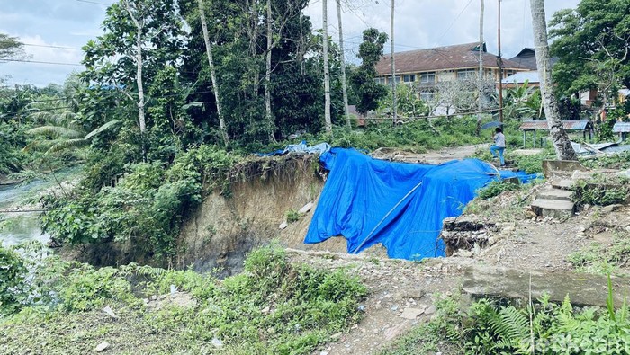 Lokasi makam yang amblas akibat erosi sungai di Ambon.