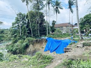20 Makam di Desa Rumah Tiga Ambon Amblas Akibat Erosi Sungai Wailela
