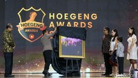 Pemberian penghargaan dari Keluarga Hoegeng diserahkan oleh cucu Jenderal Hoegeng, Rama Hoegeng di The Tribrata Darmawangsa, Jakarta Selatan, pada Jumat (12/7/2024).