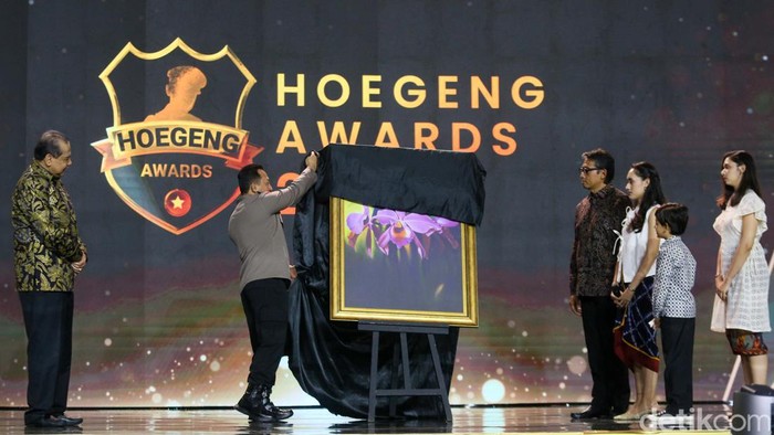Kapolri Jenderal Listyo Sigit Prabowo menerima penghargaan dari Keluarga Hoegeng Iman Santoso. Penghargaan itu berbentuk lukisan bunga anggrek ungu.