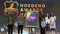 Kapolri Jenderal Listyo Sigit Prabowo menerima penghargaan dari Keluarga Kapolri ke-5 Jenderal Hoegeng Iman Santoso. Penghargaan untuk Jenderal Sigit berbentuk lukisan bunga anggrek ungu.