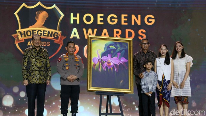 Kapolri Jenderal Listyo Sigit Prabowo menerima penghargaan dari Keluarga Hoegeng Iman Santoso. Penghargaan itu berbentuk lukisan bunga anggrek ungu.
