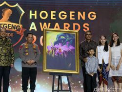 Senangnya Cicit Jenderal Hoegeng Beri Hadiah Lukisan ke Kapolri