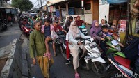 Penyempitan jalan di Jalan Rorotan 1, Jakarta Utara ini membuat jalanan menjadi macet setiap harinya.