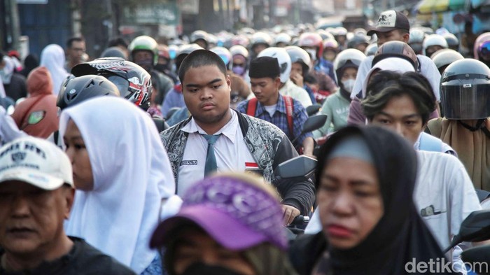 Sejumlah warga melintas di kawasan Jalan  Rorotan 1 Jakarta Utara, Jumat (12/7/2024).
Jalan ini selalu macet karena adanya proyek galian.