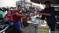 Ditambah lagi warga yang mencari santapan pagi.