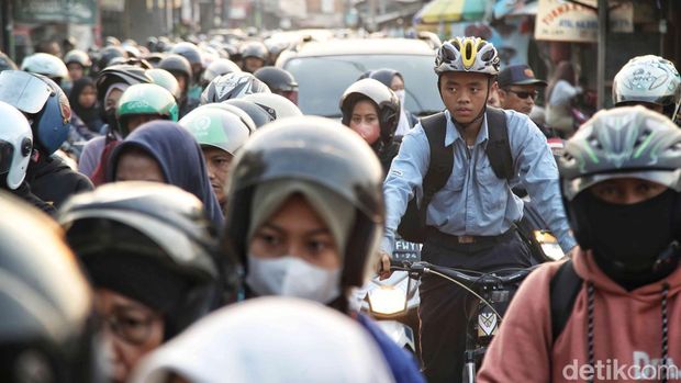 Sejumlah warga melintas di kawasan Jalan  Rorotan 1 Jakarta Utara, Jumat (12/7/2024).Jalan ini selalu macet karena adanya proyek galian.