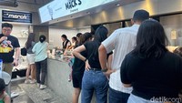 Macks Creamery ini mengusung konsep futuristik. Berbagai ornamen di dalam gerainya memberi kesan yang modern dengan nuansa serba silver. Foto: detikcom/Riska Fitria