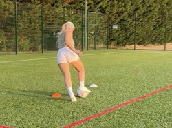 Tapi kecintaan Madelene akan sepakbola tampaknya tidak pernah luntur. Foto: dok. Instagram @madelene_wright