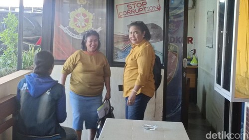 Mantan Kepala SMKN 5 Kupang bersama bendahara dana BOS dan bendahara sekolah saat diperiksa di Subdit Tipikor Ditreskrimsus Polda NTT, Jumat (12/7/2024). (Yufengki Bria/detikBali)