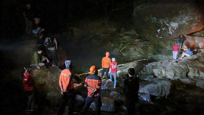 Remaja putri hilang saat mandi di air terjun Kantisang, Maros. Tim SAR dan polisi mencari kedua korban.
