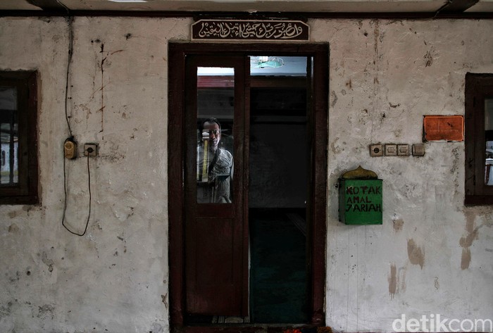 Masjid Al Alam terletak di Jalan Marunda No. 1 atau tepat berada di pinggiran Pantai Marunda, Jakarta Utara. Masjid Al Alam konon dibangun sejak abad ke-16.