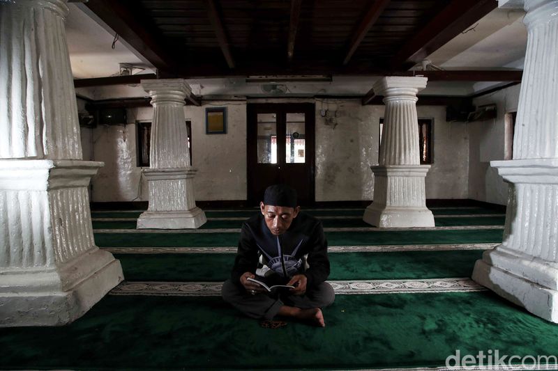 Masjid Al Alam terletak di Jalan Marunda No. 1 atau tepat berada di pinggiran Pantai Marunda, Jakarta Utara.